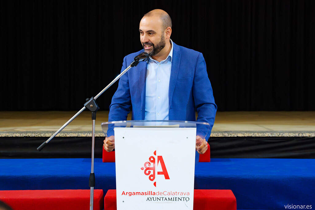 Jesús Ruiz, durante su intervención felicitando a las Amas de Casa - Créditos VISIONAR