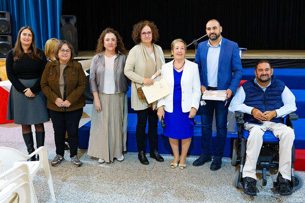 Posado de autoridades junto a Reyes Bonales y las hijas de la primera presidente, María Luisa Grande - Créditos VISIONAR