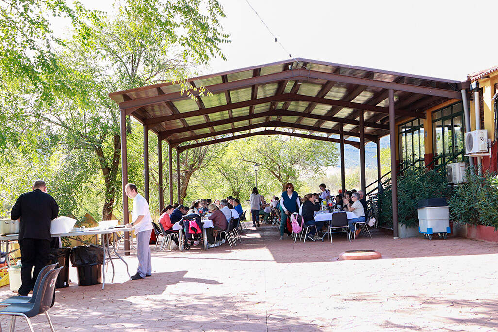 Momento de la comida bajo la pérgola del complejo turístico de titularidad municipal