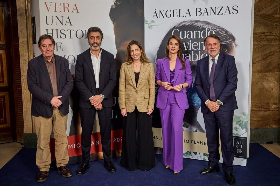 Luis García Montero, director del Instituto Cervantes, Juan del Val, ganador del Premio Planeta 2025, Ángela Banzas, finalista, Esther Vaquero, presentadora y José Creuheras, presidente de Grupo Planeta y Atresmedia