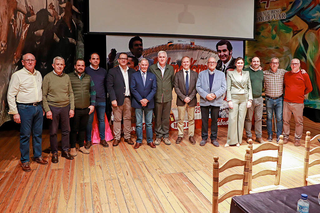 Los protagonistas de la noche inaugural de la Semana Cultural del Cub Taurino 'Almodóvar', junto a directivos y autoridades
