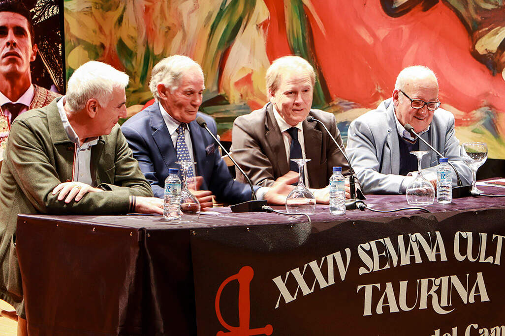 José Lozano, Francisco Ruiz Miguel, Enrique Romero y Carmelo García, anoche en la mesa de oradores del Teatro almodovareño