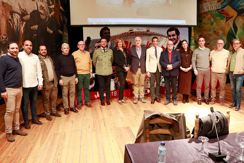 Los protagonistas de la segunda jornada de la Semana Cultural del Club Taurino 'Almodóvar', junto a directivos y autoridades
