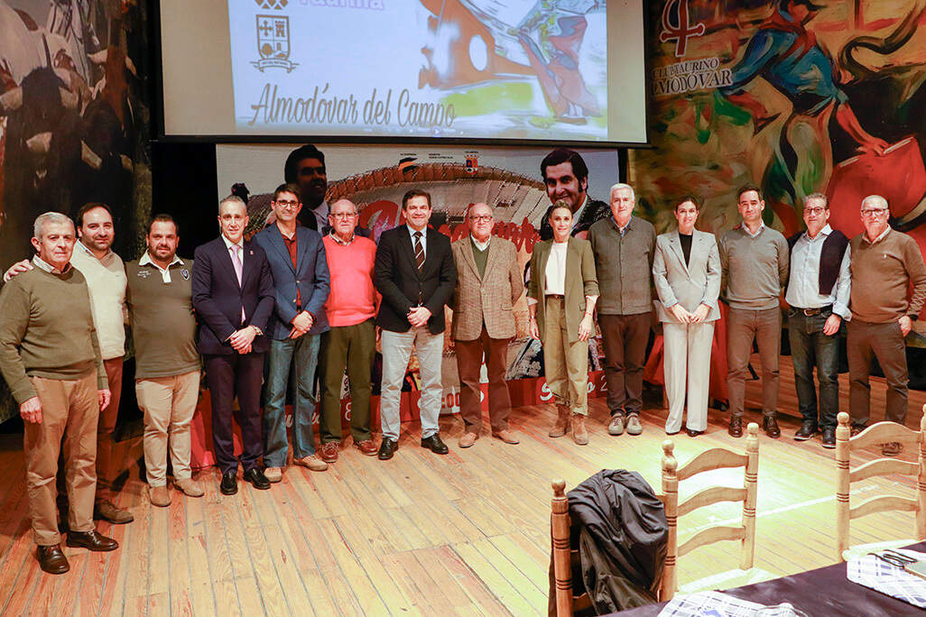 Los protagonistas de la tercera jornada de la Semana Cultural del Club Taurino 'Almodóvar', junto a directivos y autoridades