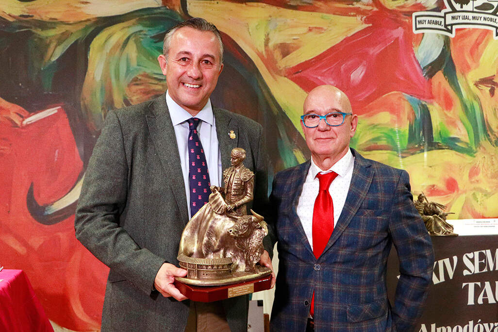 Adrián Fernández recibió el Memorial 'Reina Rincón' que se ha concedido ala Diputación Provincial, de manos de Julián Camacho, consejero delegado del Grupo Imás Media