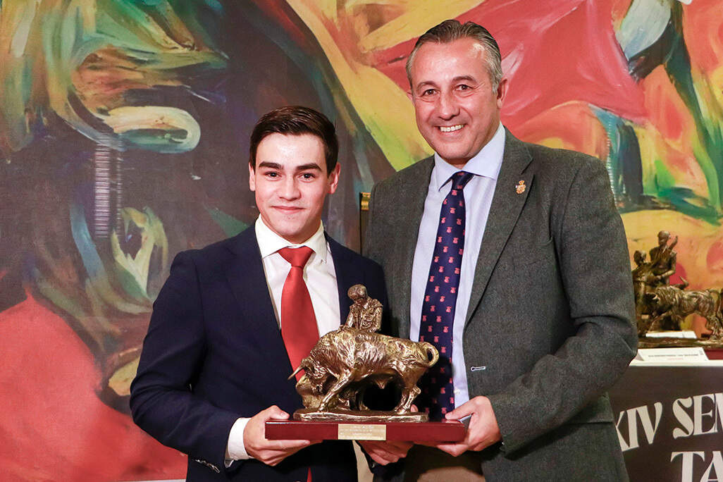 Adrián Reinosa recibe el trofeo al novillero triunfador del Día de la Provincia de manos del vicepresidente de la Diputación Provincial