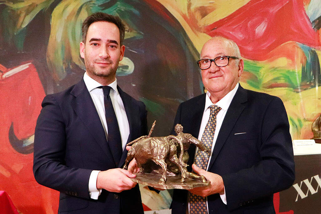 El titular de Arenas de San Nicasio recoge el troteo _Antonio Sánchez Puerto_ a la mejor faena en nombre de Morante de la Puebla, de manos Carmelo García, presidente del Club Taurino _Almodóvar_