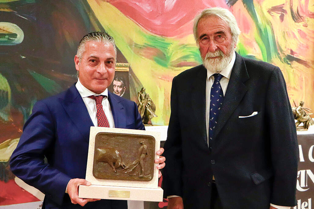 Fuentes, con el trofeo _Victoriano de la Serna_ al mejor toreo de capa para Juan Ortega, junto a José Ignacio de la Serna