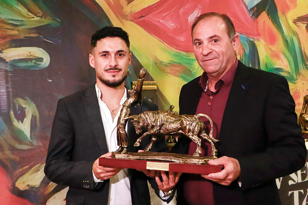 Jesús Ponce (izq.) recibe el trofeo _Valle de Alcudia_ al mejor recortador provincial
