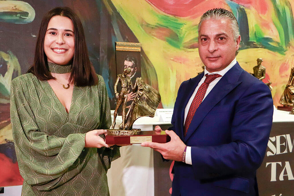 Jorge Fuentes recibe el trofeo _Michelín_ al mejor subalterno de brega