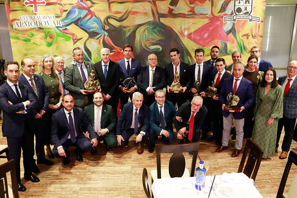 Posado de familia junto a triunfadores, autoridades, patrocinadores y otros invitados destacados al acto que anoche cerró la XXXIV Semana Cultural del Club Taurino _Almodóvar_