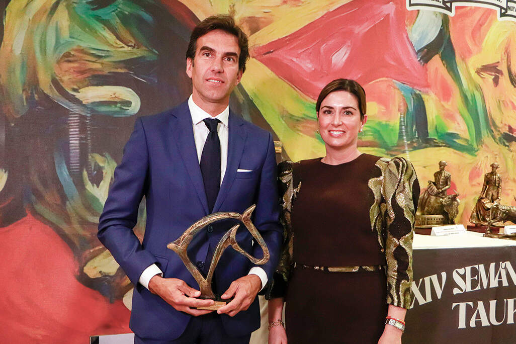 Sergio Galán, con el trofeo _Antonio Cañero_ al mejor rejoneador, junto a la concejala de Cultura, Virginia López