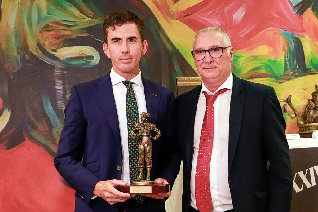 Trofeo _Modesto Prado_ al mejor banderillero para José Ángel Muñoz _Perico_, junto al secretario del Club, Paco Bermejo