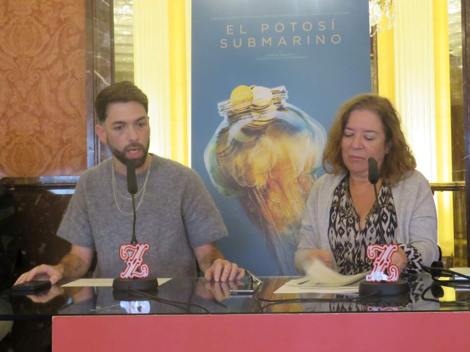 El director de escena Rafael R. Villalobos junto a Isamay Benavente