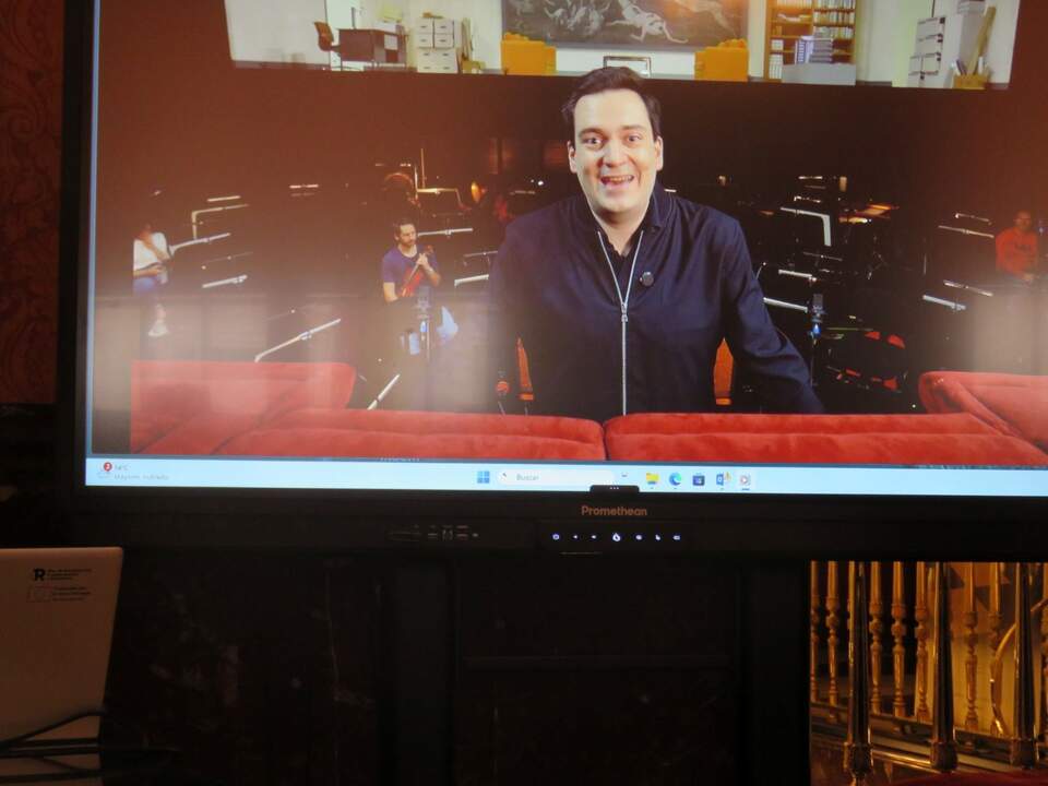 El director musical, Iván López Reynoso, que, en su ausencia, dejó un vídeo grabado
