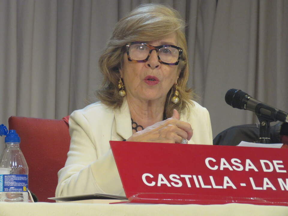 María Antonia García de León, que dirige la Sesión Extraordinaria del Club de Escritoras