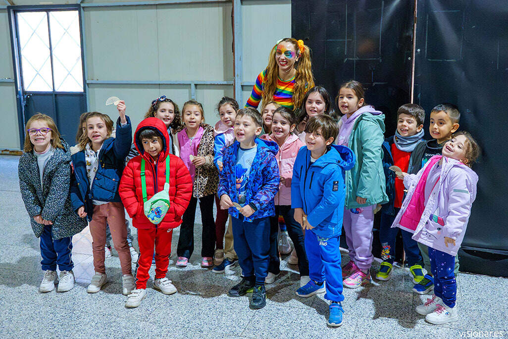 Escolares posan junto a una de las artistas - Créditos VISIONAR