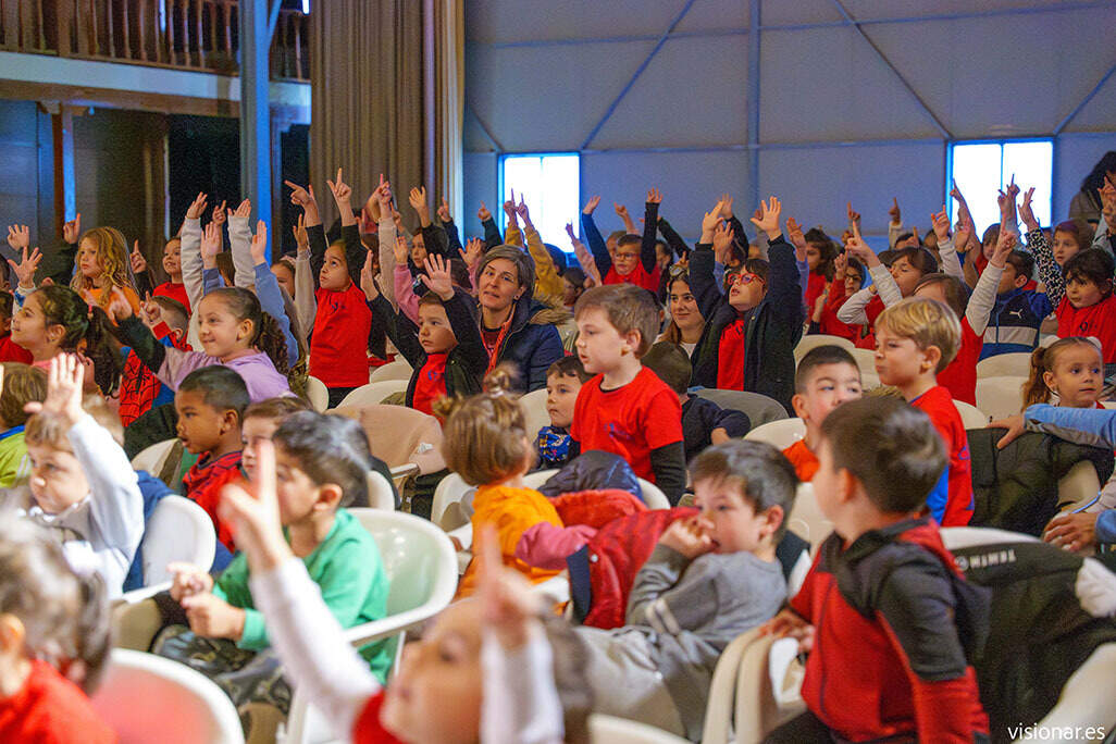 Muchos de los asistentes, interactuando en el evento - Créditos VISIONAR