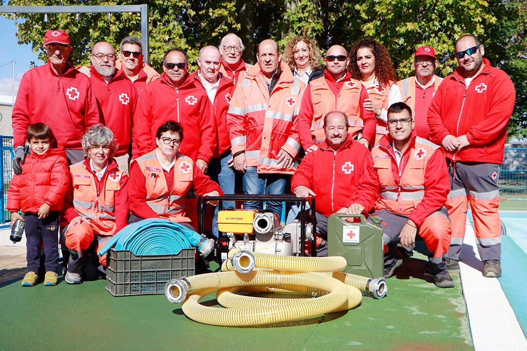 Posado de voluntariado, técnicos y responsables de la Asamblea Local de Cruz Roja, junto a la edil Carmen Santos, con la nueva motobomba