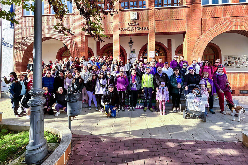 Participantes en la III Caminata Violeta celebrada el domingo