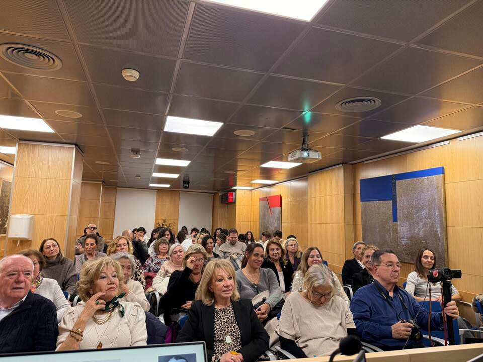 Nutrida asistencia de público a la ponencia sobre María Guerrero