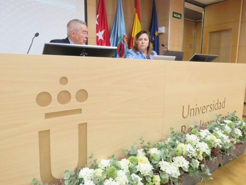 La ponencia tuvo lugar en el salón de actos de la Universidad Rey Juan Carlos de Madrid, en la Plaza de Manuel Becerra, 14