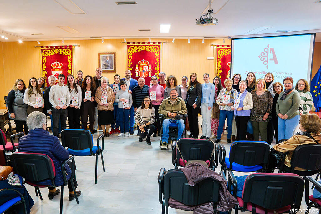 Posado de familia con personas y entidades reconocidas - Créditos VISIONAR