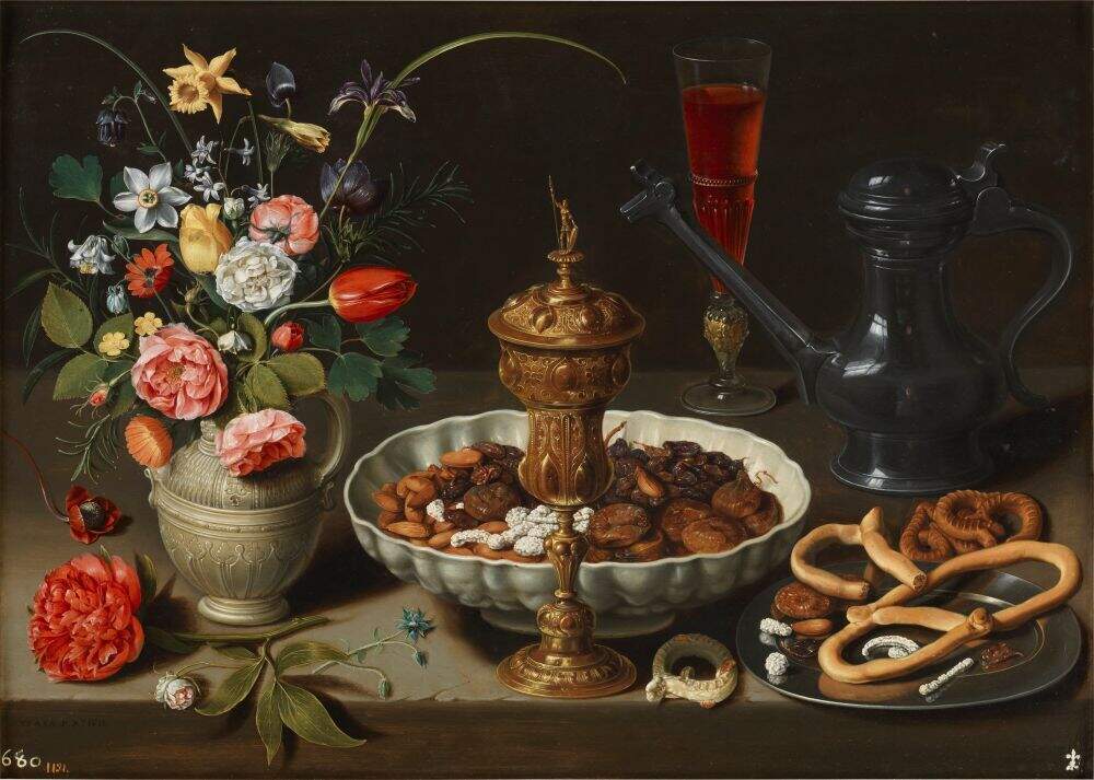 Bodegón con flores, copa de plata dorada, almendras, frutos secos, dulces, panecillos, vino y jarra de peltre . Clara Peeters . Óleo sobre tabla, 52 × 73 cm. 1611 . Planta 2. Sala 82