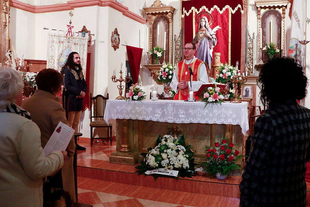 Álvaro Tello y fray Javier de María, delante con la imagen de santa Bárbara, esta mañana