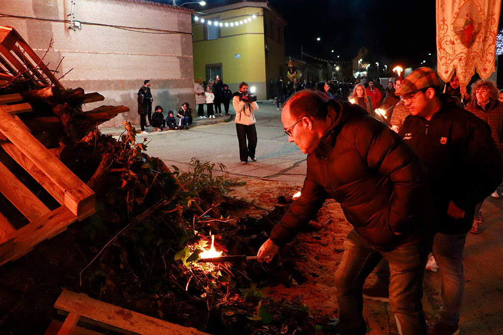 Prendiendo la leña de la primera candelaria que, en El Calvario, abre siempre el ciclo invernal