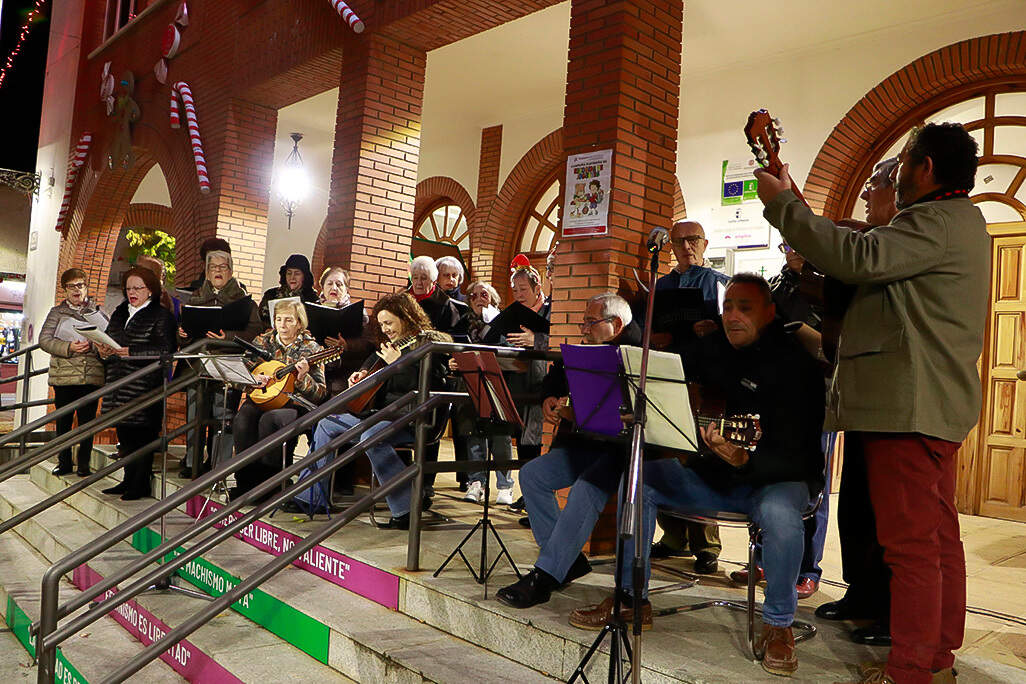 Coro del Centro de Mayores, interpretando villancicos