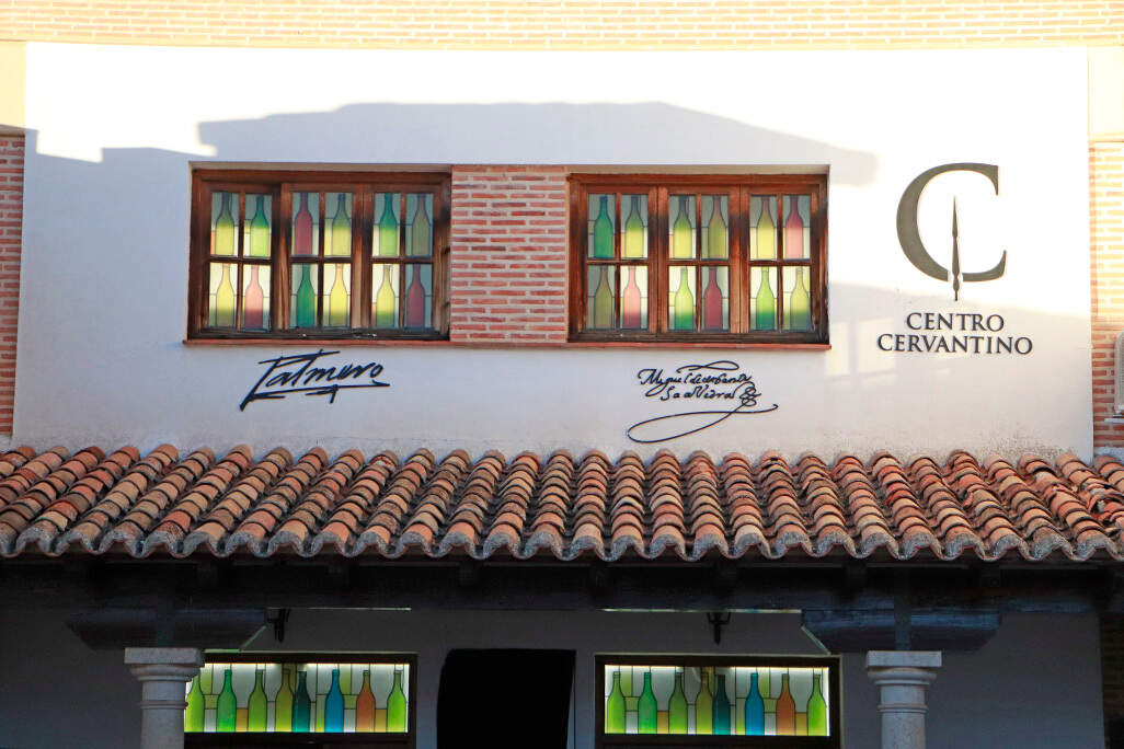 Detalle exterior con los emblemas del Centro Cervantino de Almodóvar del Campo
