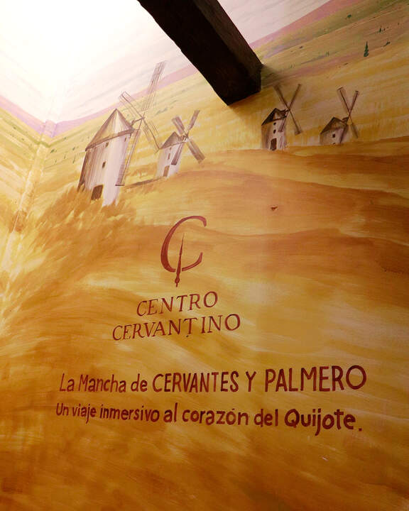 Inicio del gran mural pintado al fresco que da la bienvenida a los visitantes