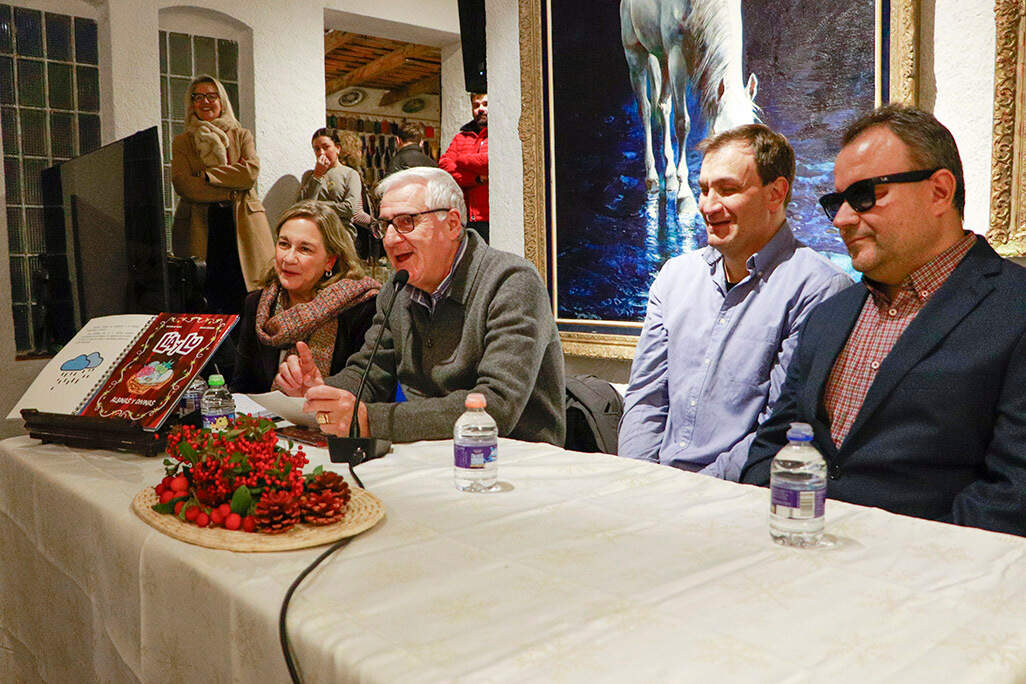 En la mesa, desde la izquierda, la autora Mariluz Ruiz, el alcalde José Lozano y los representantes de la Fundación ONCE Juan Carlos Fernández y Lorenzo Villahermosa