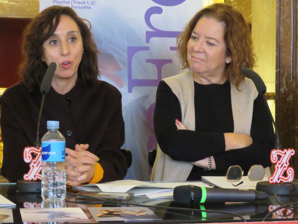 Muriel Romero, directora de la Compañía Nacional de Danza, con Isamay Benavente