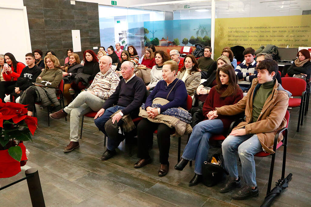 En primera fila, en la zona centro, el responsable de Serendipia Editorial, Ángel Serrano
