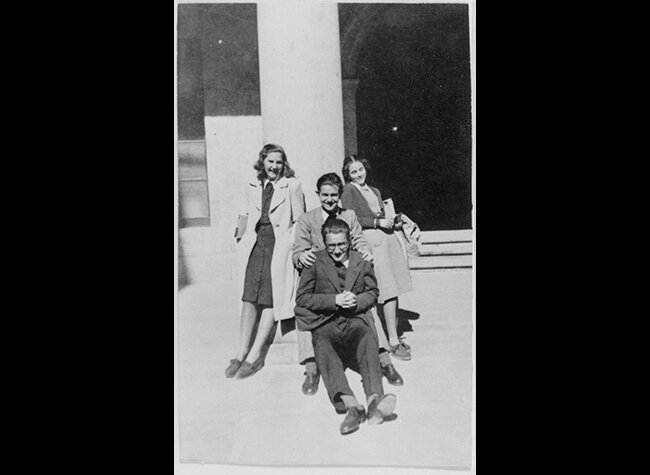 Carmen Martín Gaite junto a Ignacio Aldecoa y otros compañeros de la Facultad de Letras. Salamanca, 1944