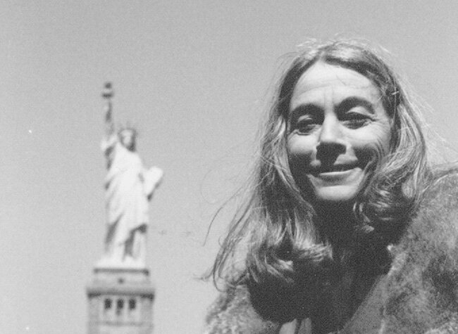 Carmen Martín Gaite visita la estatua de la Libertad. Abril de 1979