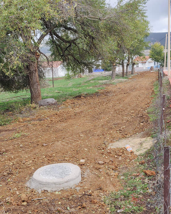 Detalle del trazado del colector, con uno de los nuevos pozos instalados