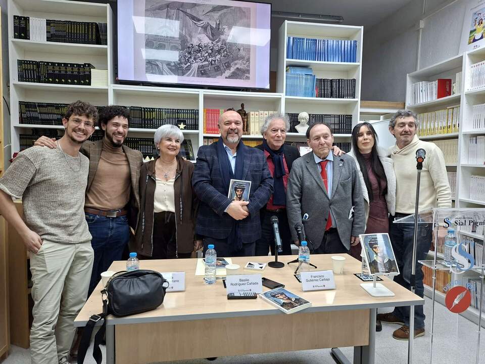 De izquierda a derecha, Antonio Hernández Fimia; Daniel Miguelañez; Adelaida Porras- Medrano; Basilio Rodríguez Cañada ; Francisco Gutiérrez Carbajo; el profesor Juan Manuel Riesgo; Alma Vidal y Ángel Solo