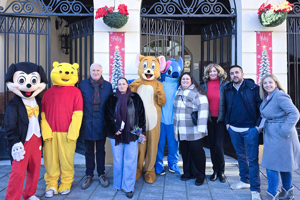 Autoridades locales, junto a integrantes de Anda Que Vergüenza, algunos dando vida a personajes infantiles