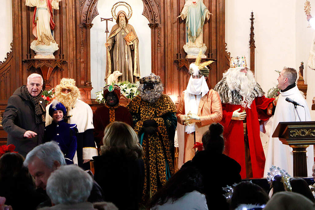 En el interior de la ermita de San Antón, donde hubo adoración al niño Jesús antes de partir la comitiva