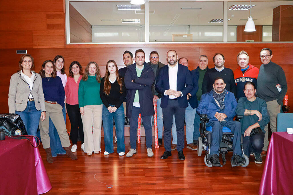 Posado junto a profesionales de los medios de comunicación