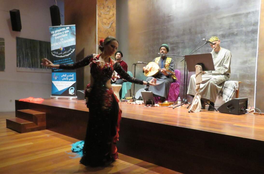 En primer lugar, Rosa Mondaray, danza
