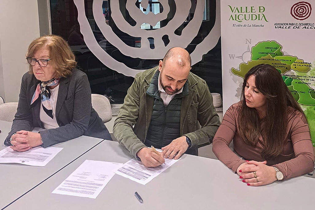 Jesús Ruiz, firmando este jueves el acuerdo de consesión de fondos europeos, en la sede de la ADS Valle de Alcudia