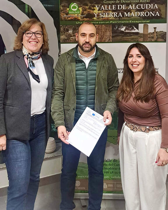 El alcalde con el documento firmado, junto a Amparo Bremard y Estela Pavón