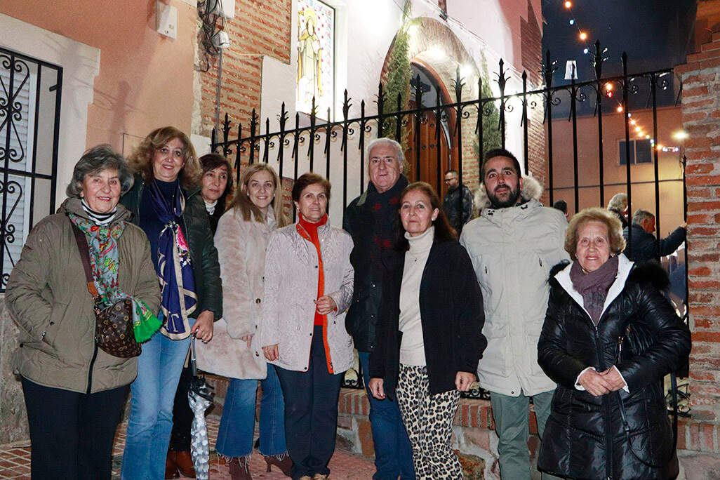 El alcalde y otros ediles, junto integrantes de la Hermadad de San Antón y vecinos, durante la noche de la candelaria