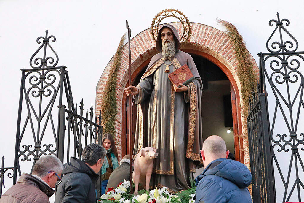 La imagen de san Antón, de vuelta a su ermita ayer tras la procesión vespertina