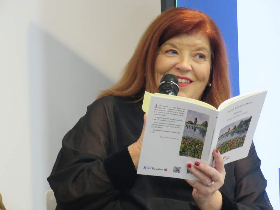 Maria Sabas leyendo un poema del libro Volarás. Poemas de dolor y duelo