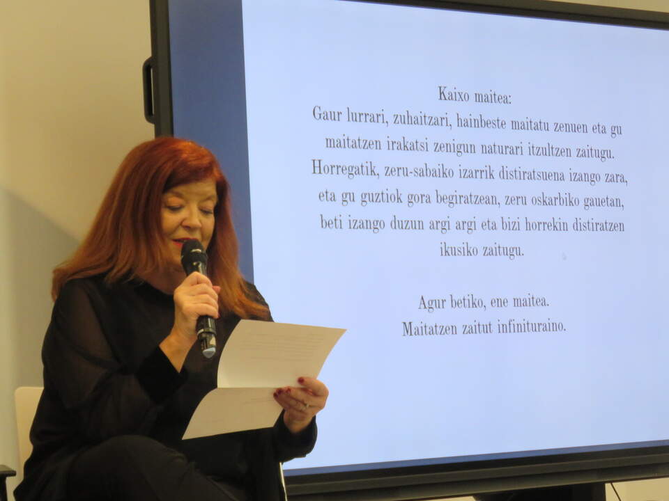 María Sabas leyendo un poema de su autoría. A la derecha la versión en euskera. Ella es vasca
